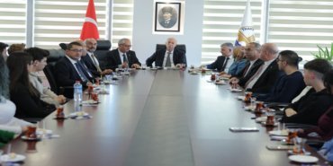 MAN REKTÖR ÖĞRENCİLERLE (2)