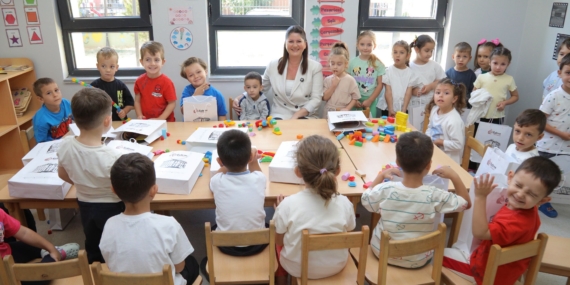 MAN BAŞKAN ÇOCUKLARLA (2)